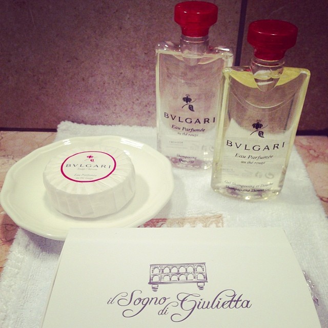 Little preview of today's post on my blog www.iconadeironchi.com ✌️ Very soon my first outfit in #verona for the @longines #gala dinner and #party @fieracavalli🍸 This was my bath kit 🛁 at the #hotel #ilsognodigiulietta @bulgaryofficial #gettingready 💁👗👛